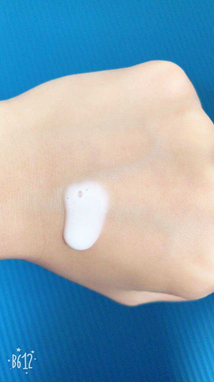 相宜本草红景天莹透幼白精华乳!