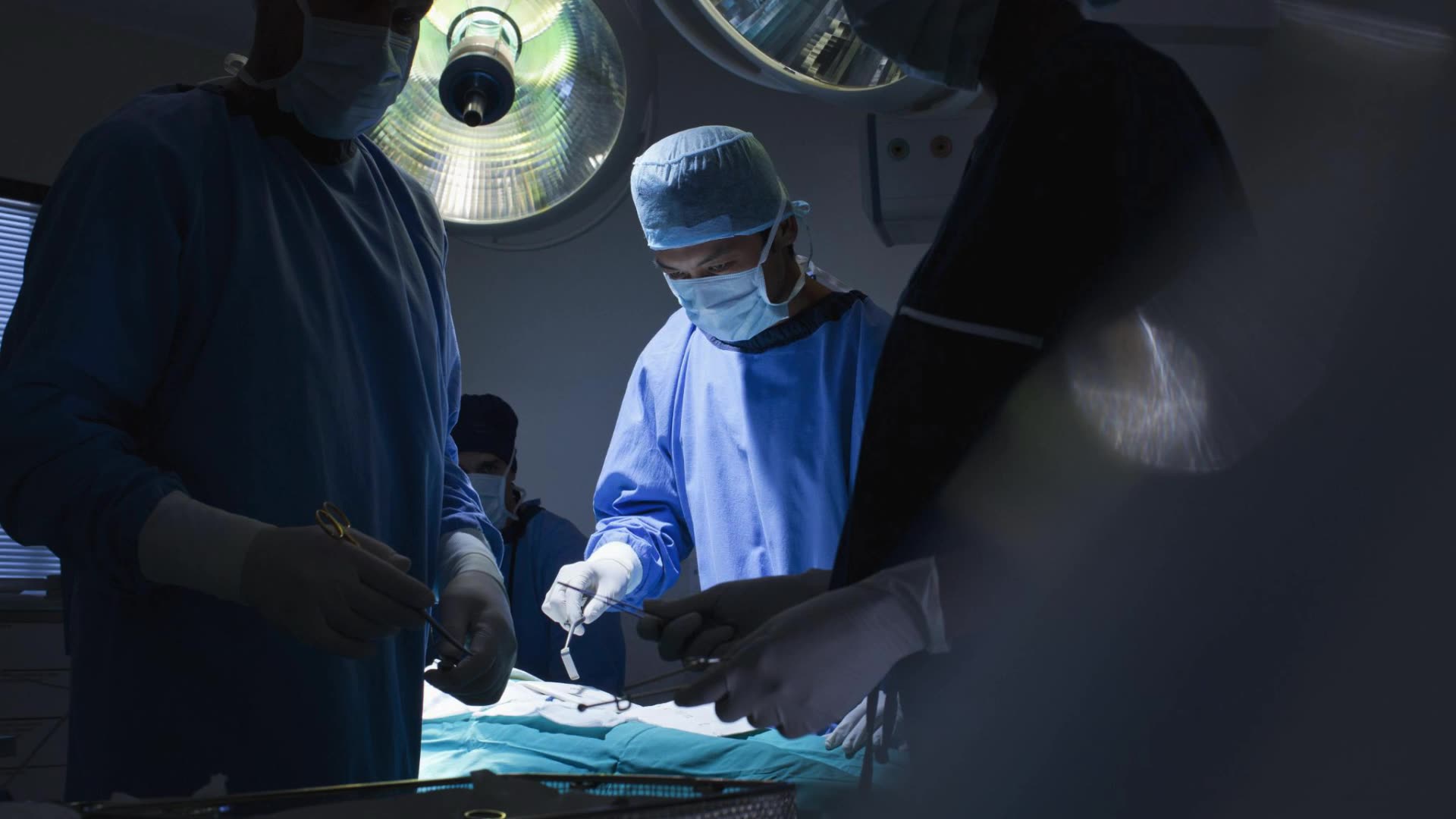 Направление к врачу хирургу. Хирург во время операции фото. Знаки сиз по охране труда. Safety signs ppe. Во что одет пациент на операции.