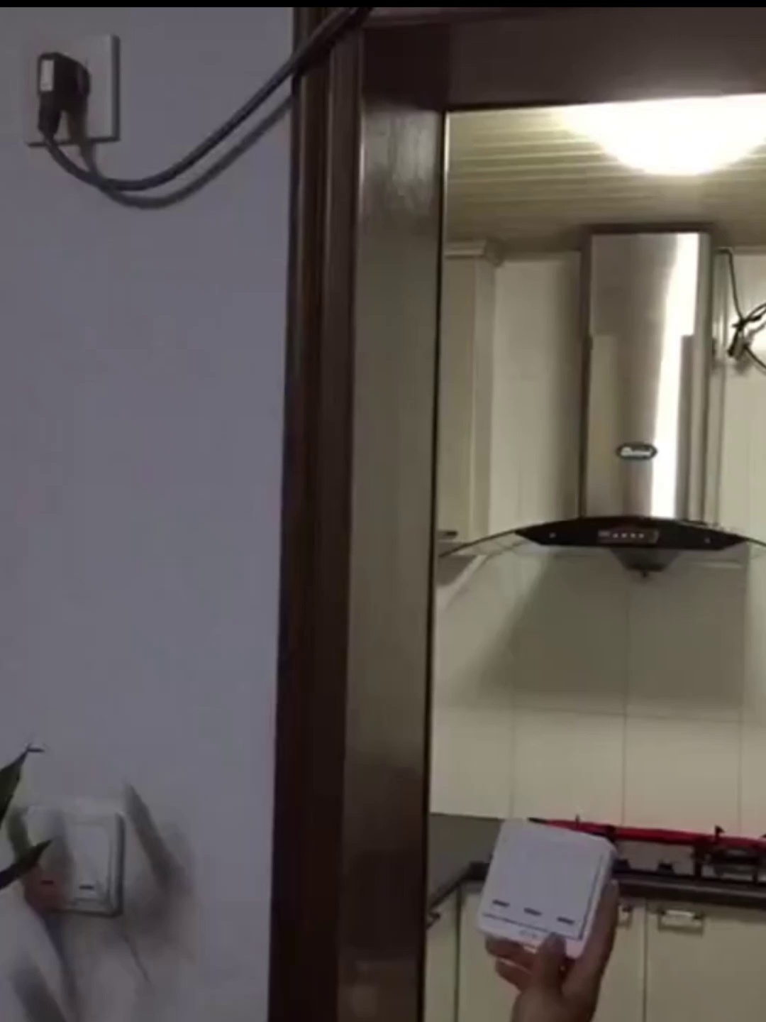 86盒双控开关还可以无线贴。此操作你敢信？