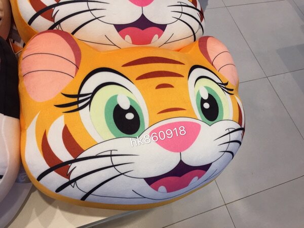 Zhuhai Changlong souvenir Mao Gongzai Qi Qi Qi Qi Tiger Face Spectrum Holding Pillow