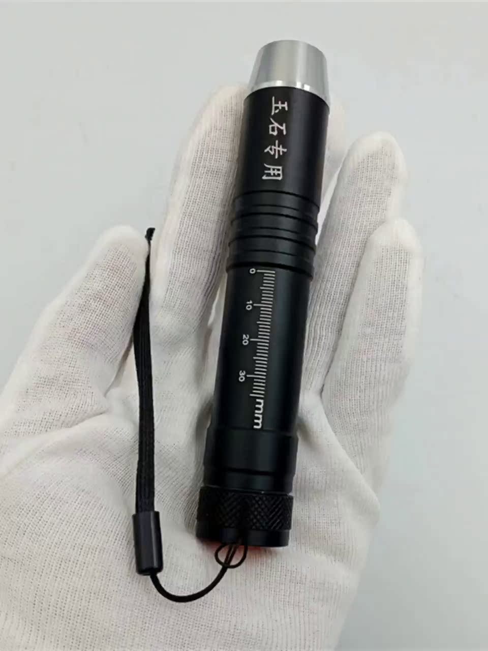 这手电筒得以看穿翡翠的“心事”。你还方才用智可以机闪光灯验货？