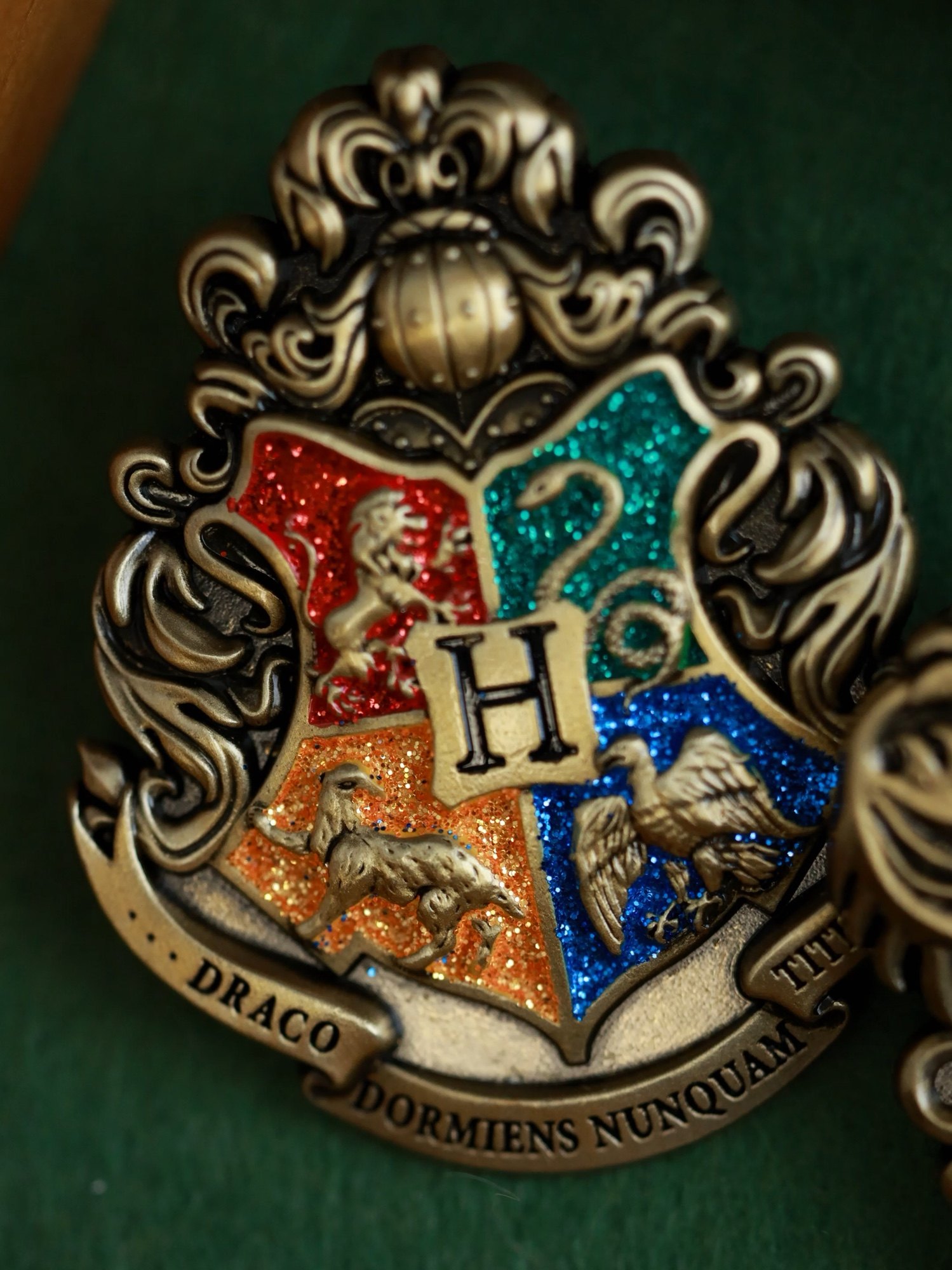 哈利波特学院徽章，24.90就能入手？这波不亏！_动漫徽章_淘宝游戏网, image size:1499x2000