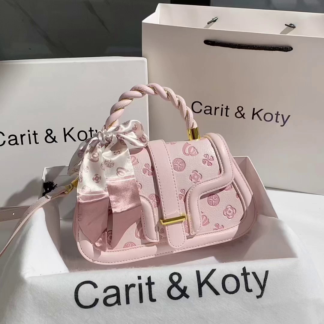 深圳女生背粉色马鞍包通勤火出圈