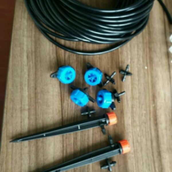 One out of four places into the eight-hole drip sword set One out of two 8-hole drip arrows into the drip head potted flower drip irrigation