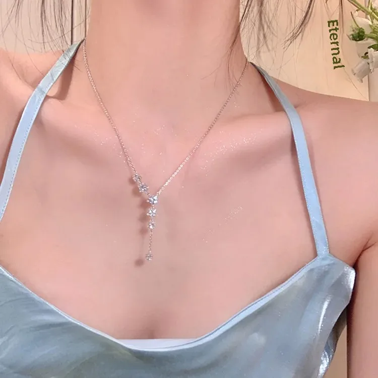 Design necklace with zircon
