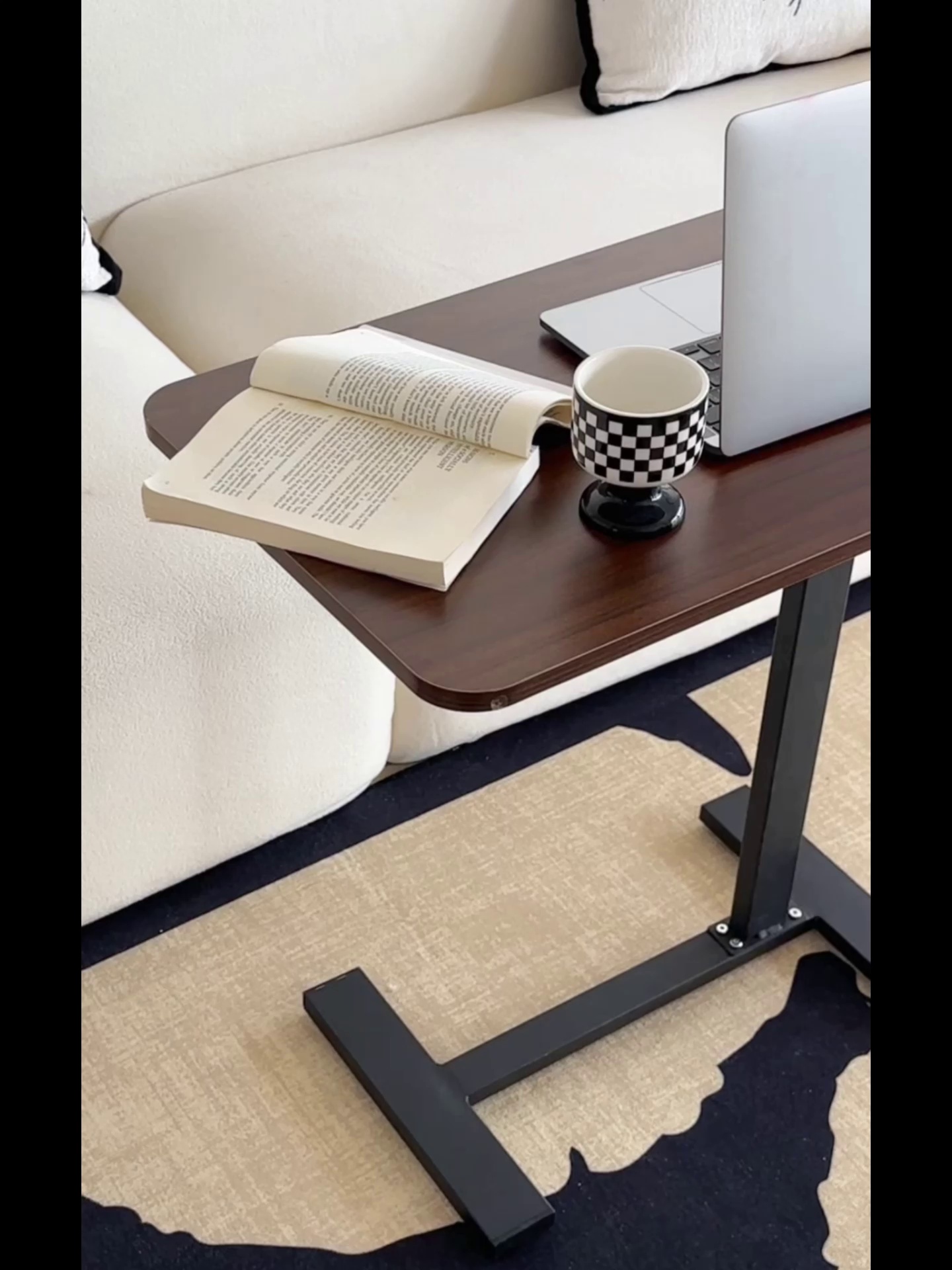 170块的升降桌、真能够以让你躺着刷剧、坐着办公、趴着改PPT。