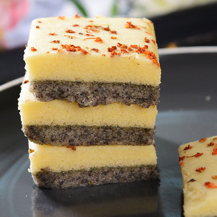 Traditional hand-made pastries, millet cakes, glutinous rice cakes, black rice cakes, snacks, sweet-scented osmanthus