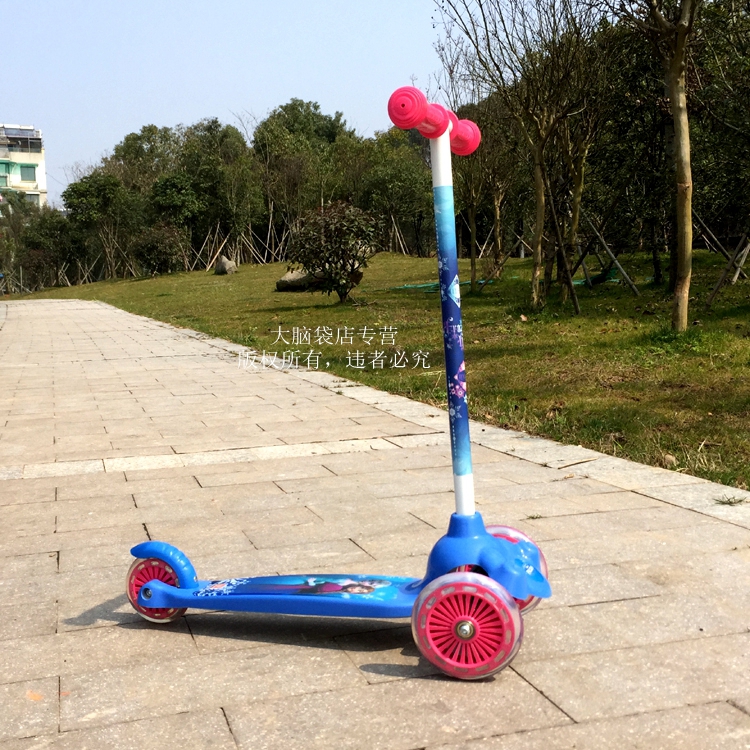 Món quà mới chính hãng xuất khẩu ban đầu Ý 3 vòng scooter đu xe đẩy Spider-Man Tuyết Công Chúa, vv. xe oto tre em