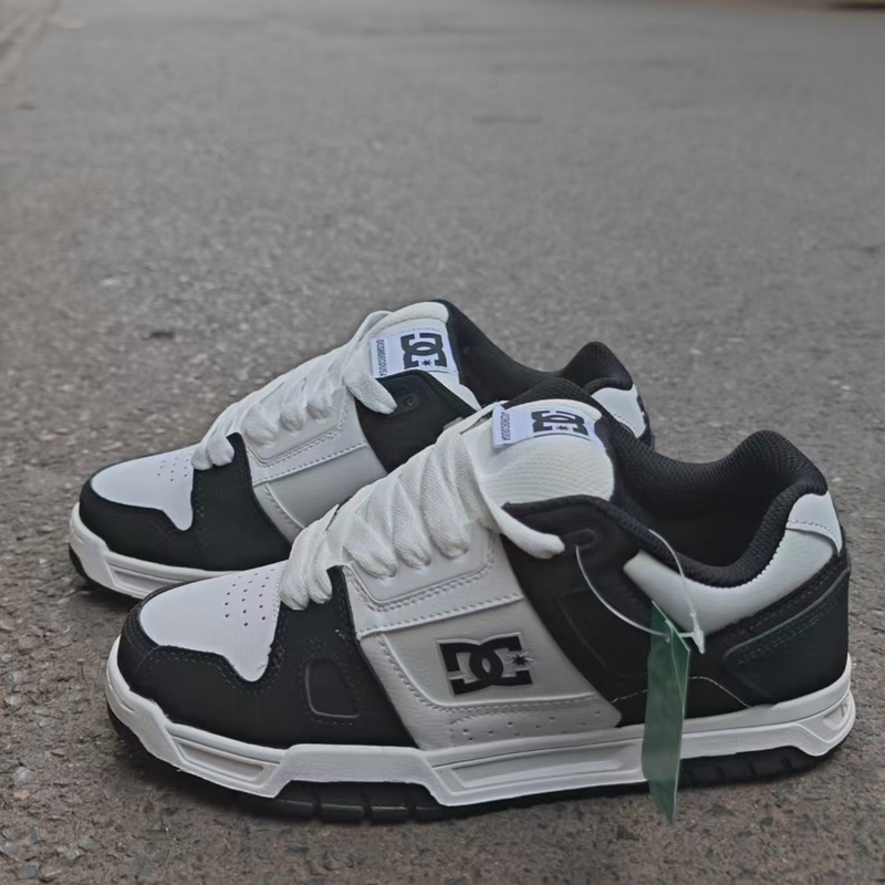 Dc Stag Classic Black and White Skateboard Shoes Casual Shoes Thick Tongue Loafers Low-Top with Free Socks Wide Shoelaces Stickers