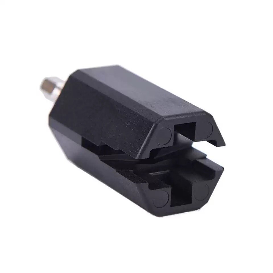 Guitar bass knob electric stringer plug Spinning electric drill on the stringer plug Electric drill string