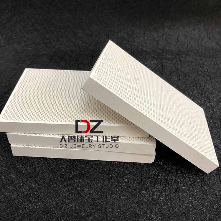 Honeycomb welding brick Refractory brick welding brick refractory welding plate jewelry processing gold tapping tool put on the welding turntable is used