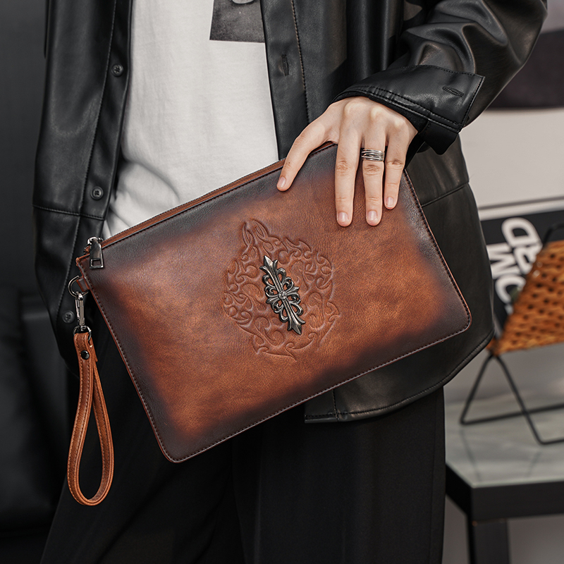 Vintage fashion men's clutch bag horizontal leather riveted wrist bag Korean version men's bag clutch bag ipad envelope bag