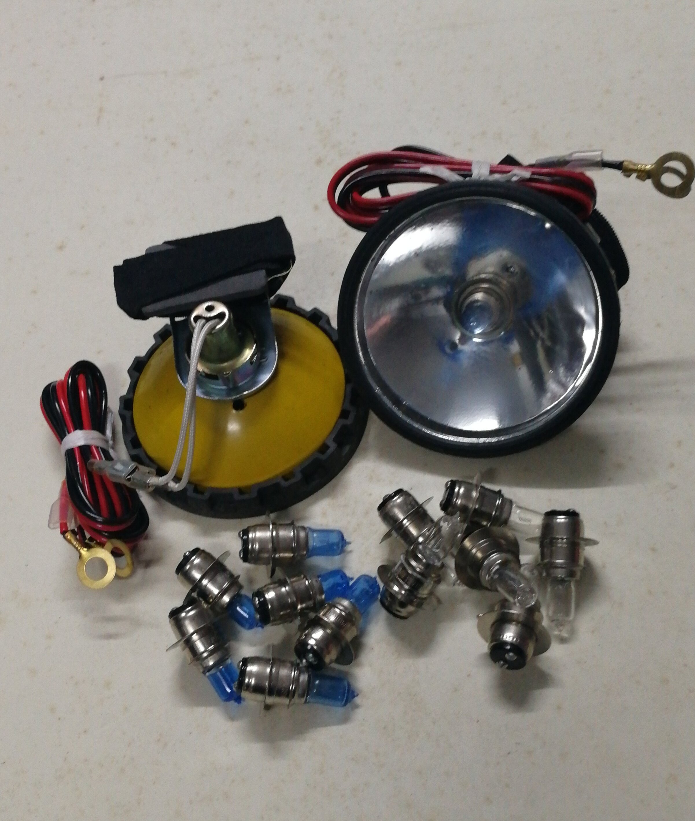 12V strong light headlight is strong penetrating ultra - bright iron headlamp clamp battery wide light scattered yellow light headlamp