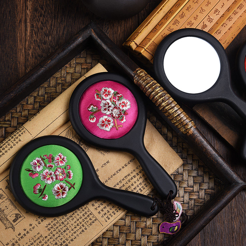 China Wind Chengdu Features Handmade Embroidery Makeup Mirror Lady to go abroad to send girlfriend Valentine's Day Shu embroidery craft gift
