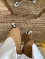 The owner recommends a pair of lazy khaki pants with closed eyes that will not be eliminated