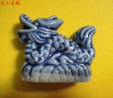В начале освобождения культурной революции выгравирована голубая глазурь, женский дракон, маленький фарфоровый орнамент, старый модный антиквариат старой модной древней фарфоровой резьбы