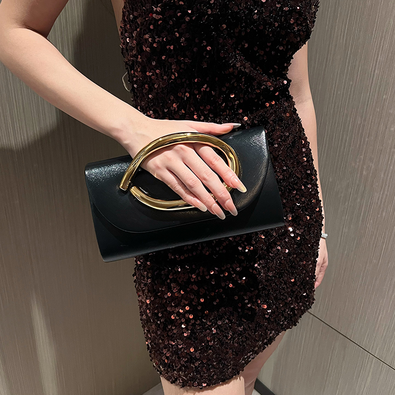 European and American Fashion Black Clutch Bag for Women with Metal Handle, Light Luxury Evening Bag, High-End Banquet Party Bag