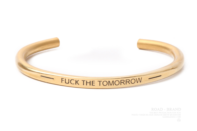 ROAD ban đầu "F * CK THE TOMORWAY" vài chiếc vòng tay bằng thép titan hip hop hip-hop trang sức vòng tay trơn vàng 18k