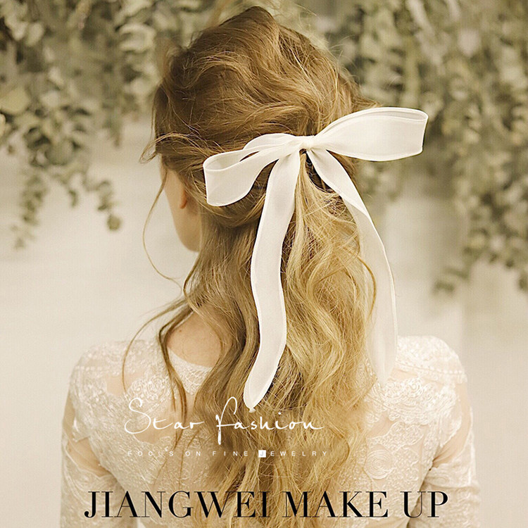 Simple white soft yarn color bow headdress Bride wedding dress accessories photo studio photography with makeup modeling