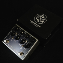 Darkglass Douglas B7K Ultra electrobex bass overload front stage DI effectors