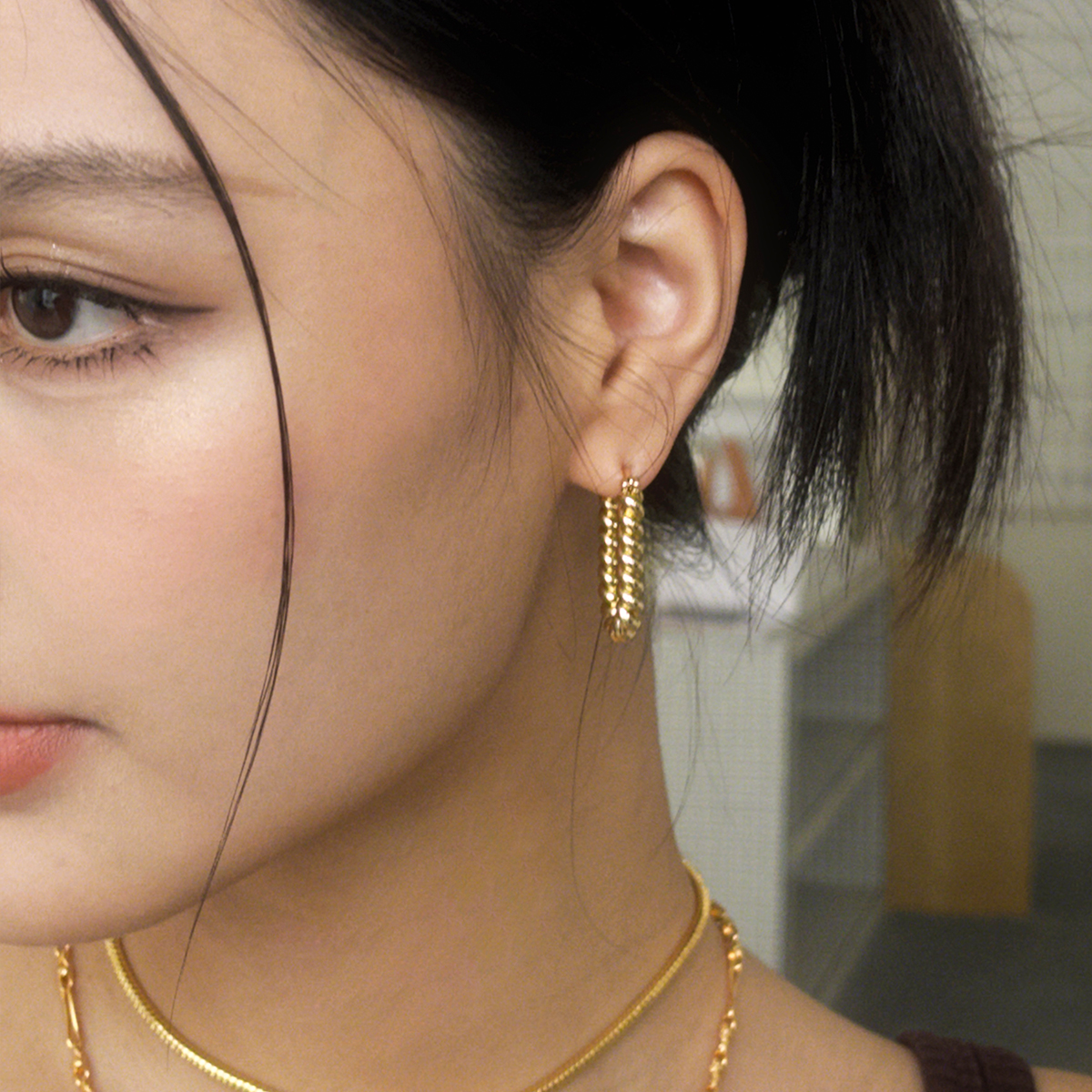 Boonee alus Niche Design All-match Twist Ear Buckle Simple High-end Temperament Earrings European and American Ins Earrings