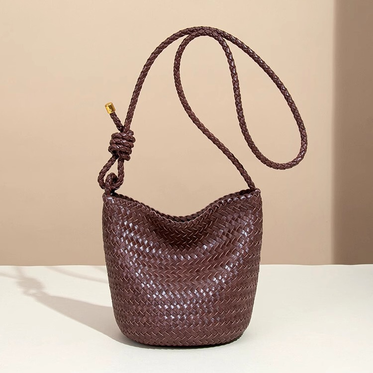 Genuine Leather Hand-Woven Bucket Bag 2026 New Fashion Single Shoulder Crossbody Bag Large Capacity Retro Commuter Tote Bag