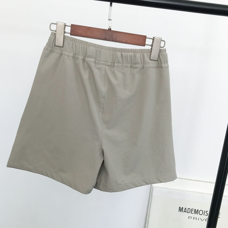 薄款高腰运动短裤：女性健身者的时尚选择