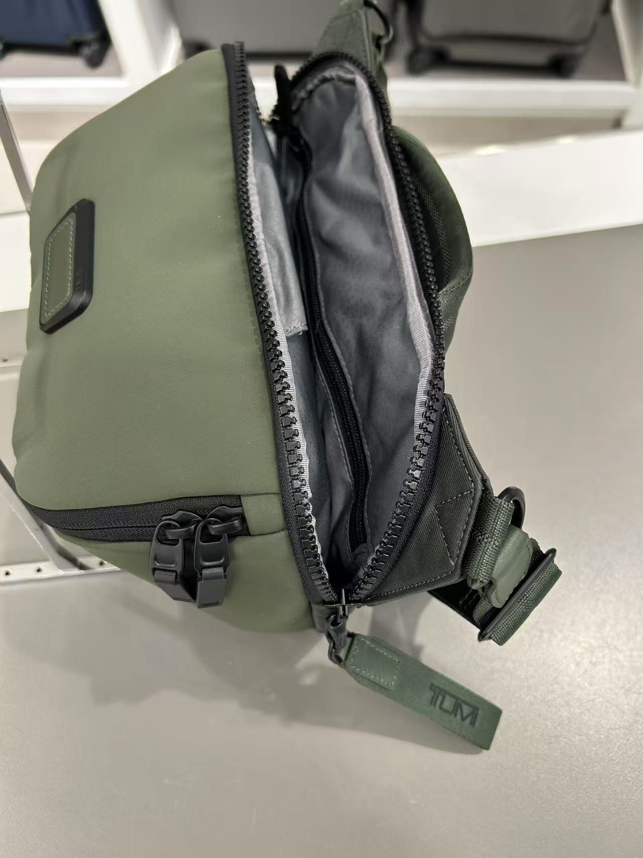 妮妮在加拿大推荐：TUMI途明Dunlap大号斜挎包，时尚与实用兼备的终极选择！-拉杆包-淘宝好物网