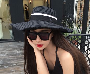 Japan custom 2022 spring summer new M cards black big hat peak grass knitted beach hat seaside beach hat woman
