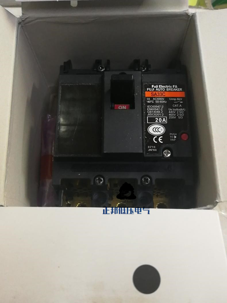 Original dress Japanese Fuji FUJI plastic shell breaker SA33C 3P 30A spot sales warranty for one year