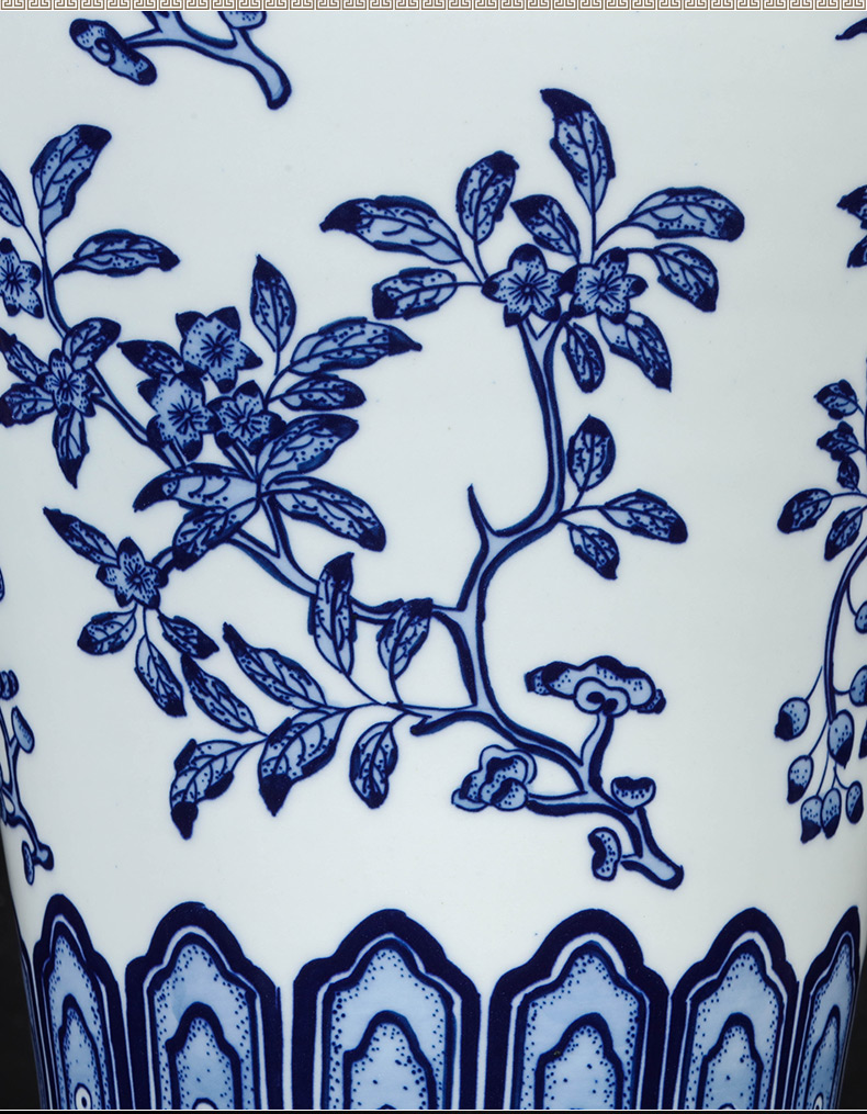 Jingdezhen ceramics live imitation of Chinese blue and white porcelain vase of emperor qianlong gift sitting room adornment is placed