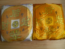 A complete set of longevity quilts and mattresses covered with gold and silver silk longevity quilts that are enlarged and thickened funeral supplies and longevity quilts for the elderly.