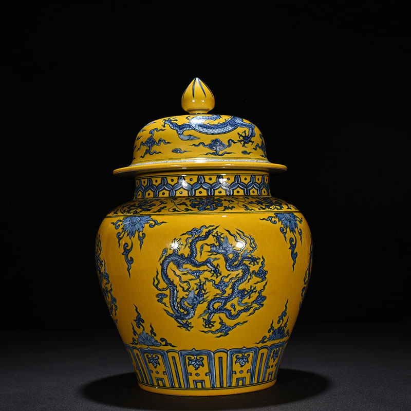 Ming Chenghua Yellow land green flower troupe Longgrain cover jar General jar