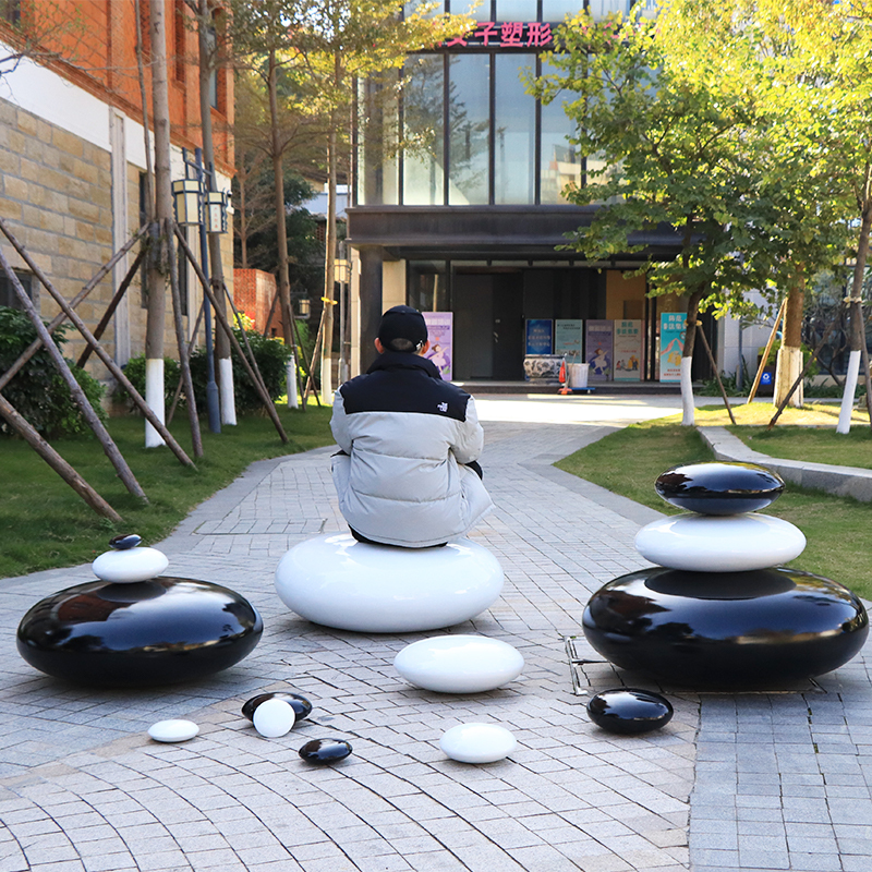 Outdoor Large-Scale Creative Simulated Black and White Go Pieces Fiberglass Sculpture for Shopping Malls, Real Estate, Parks, and Landscape Decoration