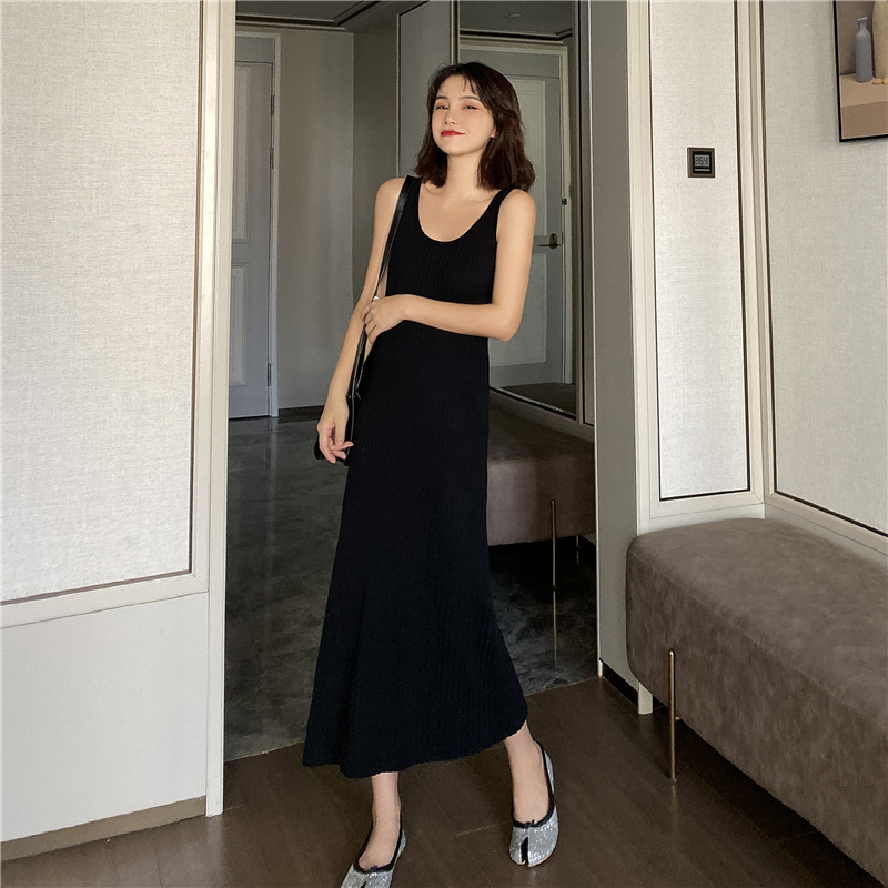 Real shot spring basic knitted dress with slim suspender and medium length skirt