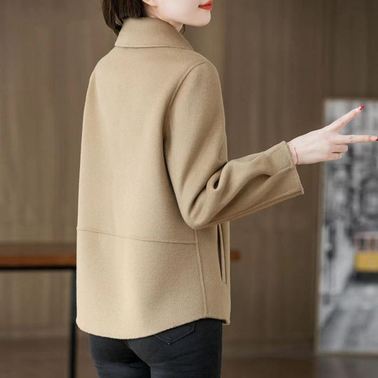 High-end double-sided velvet coat tops for women in autumn and winter, new middle-aged women's fashionable short coats, ladylike temperament double-sided velvet coats