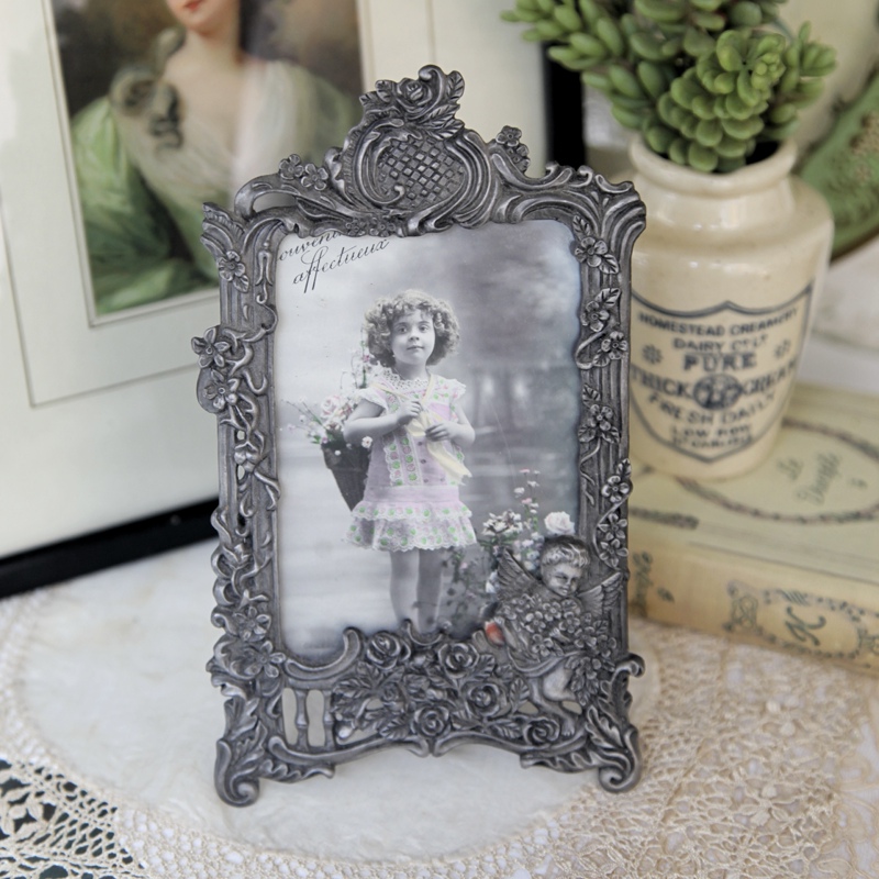 Vintage British Tin Alloy Carved Photo Frame Photography Props Soft Decoration Display Western Antique Vintage British Tin Alloy Carved Photo Frame Photography Props Soft Decoration Display Western Antique