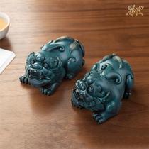 The copper master is a pair of all-copper handicrafts.