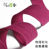 Хару Лили растягивает толстые веревки йоги, потяните ребра и вытяните пустую веревку для йоги, металлическая головка