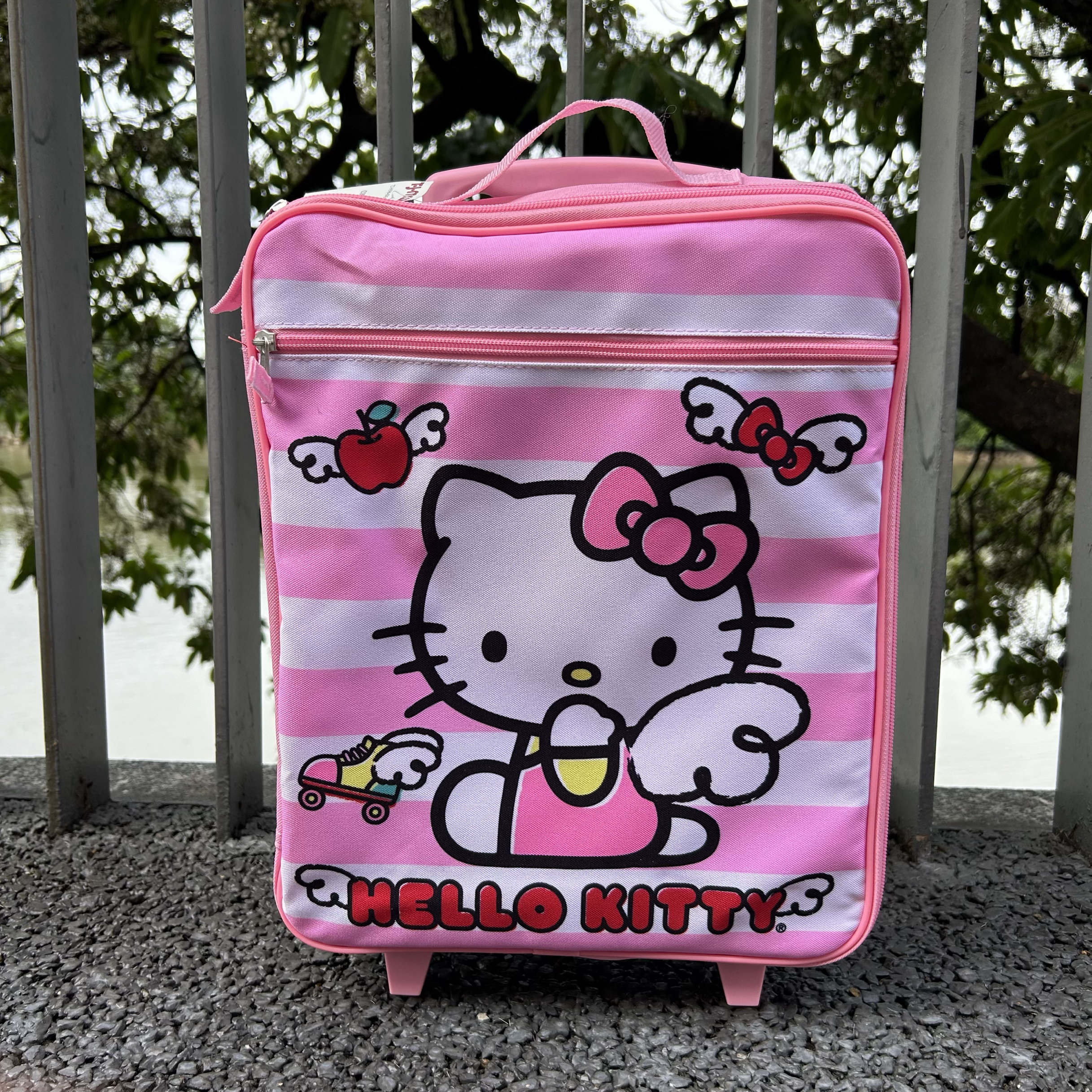 给孩子选Hello Kitty猫贴钻拉杆箱时要注意什么？——2025年智能旅行新趋势详解