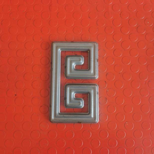 Iron Back Flower Iron Stamping Zinc Ferror Alloy Double-sided Balcony Ferrier Flower is not easy to rust outdoor railing accessories