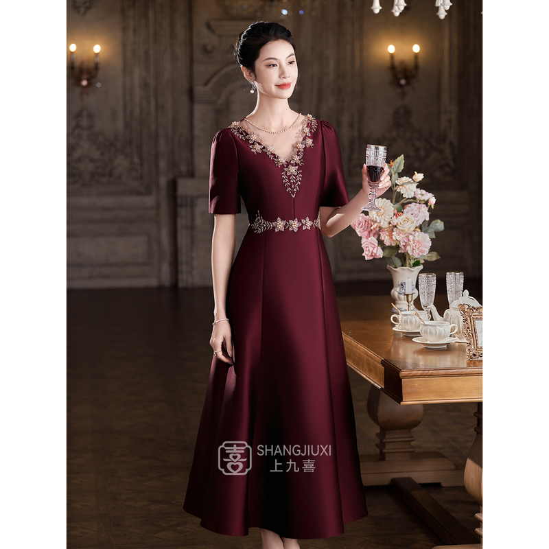 Red Mother-Of-The-Bride Cheongsam Evening Dress, Elaborate Long Gown for Wedding Banquet, Elegant and Youthful Style, Modernized Dress Red Mother-Of-The-Bride Cheongsam Evening Dress, Elaborate Long Gown for Wedding Banquet, Elegant and Youthful Style, Modernized Dress