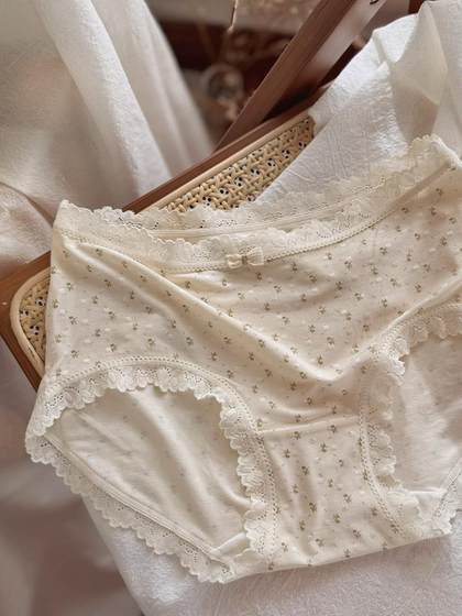 奶油芝士温柔碎花少女亲肤蕾丝边柔软0感裸肌中腰内裤女生纯棉裆