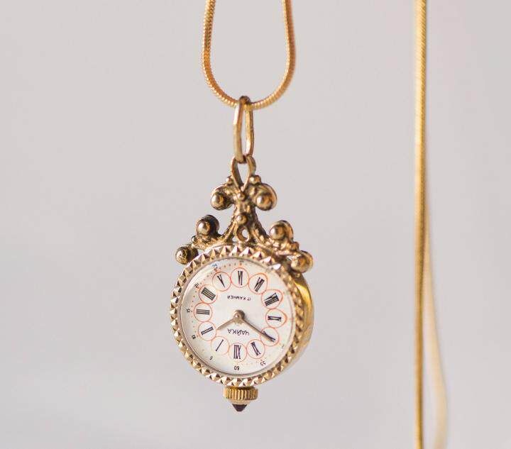 Lithuanian Floral's ancient with fine dreamlike floral necklace of 17 jewel mechanical watches