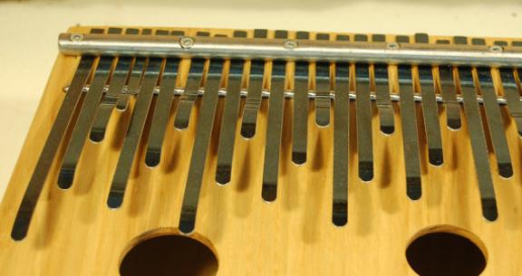 Kalimba là một tay mua hàng Mỹ làm bằng gỗ óc chó cổ đặc biệt bằng gỗ không gỉ, ngón tay cái nhạc cụ phương Tây trống điện