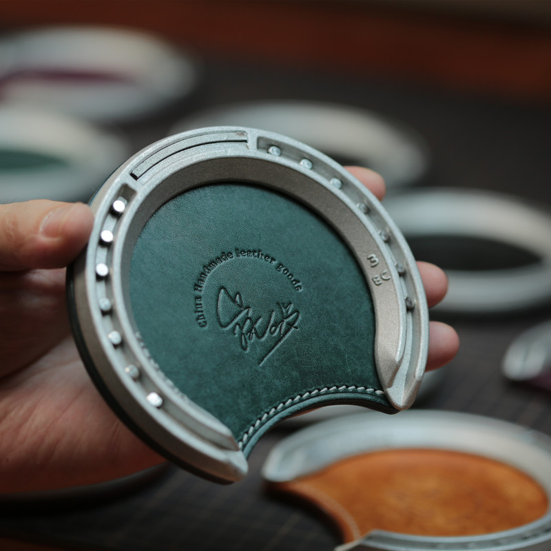 Vintage Aluminum Horseshoe-Shaped Genuine Leather Coaster with a High-Quality Non-Slip Leather Surface for Dining Table Mats and Jewelry Display Vintage Aluminum Horseshoe-Shaped Genuine Leather Coaster with a High-Quality Non-Slip Leather Surface for Dining Table Mats and Jewelry Display