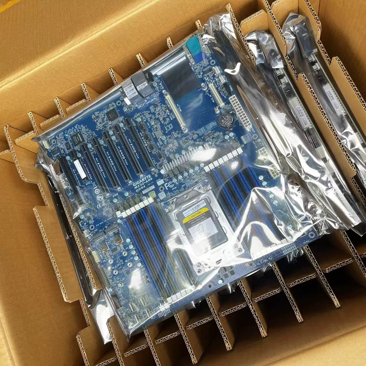 Материнская плата GIGABYTE MZ32-AR0 поддерживает 280W Socket G34 сервер 128GB памяти структура E-ATX PCI-E4.0