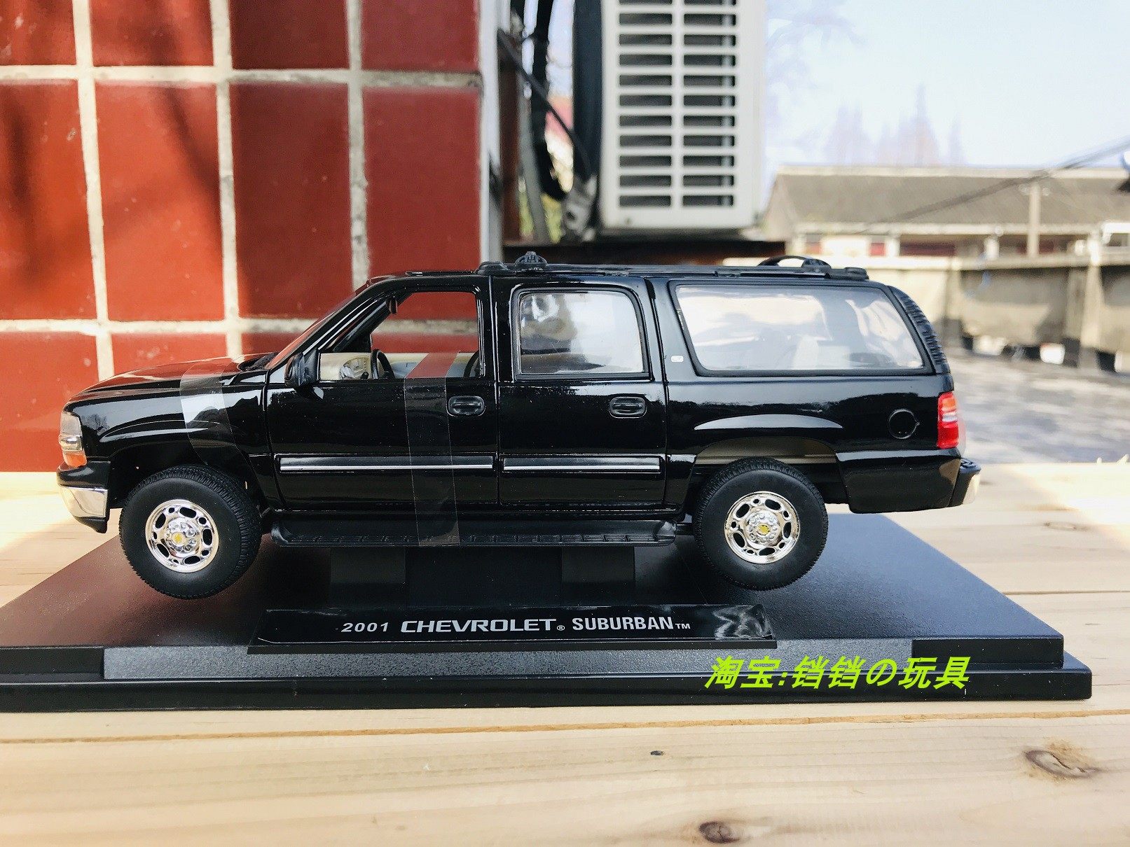 1: 18 Chevrolet Suburban 2001 Car Model Black DIE CAST MODEL RARE