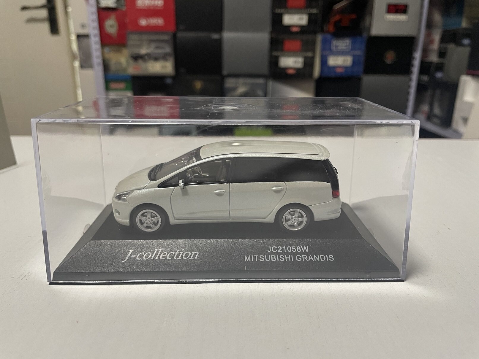 1:43 JC Mitsubishi Grundi GRANDIS 2003 MPV car model white model