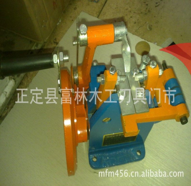 Woodworking band saw dipper (with saw dipper manual band saw dipper with saw strip kicker)